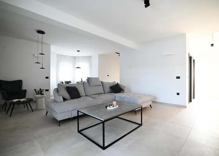 Four Oaks House Vila Murvica (Policnik)