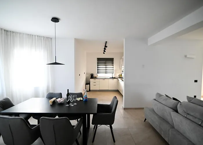 Four Oaks House Vila Murvica (Policnik)