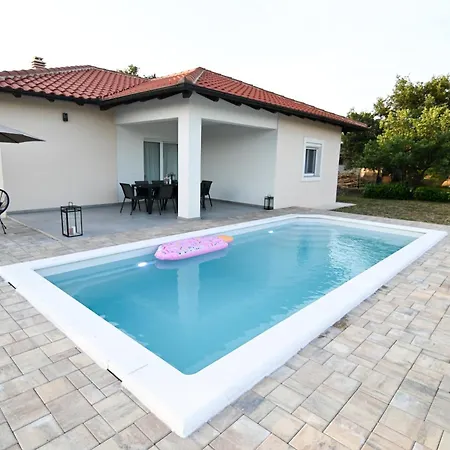 Villa Four Oaks House
